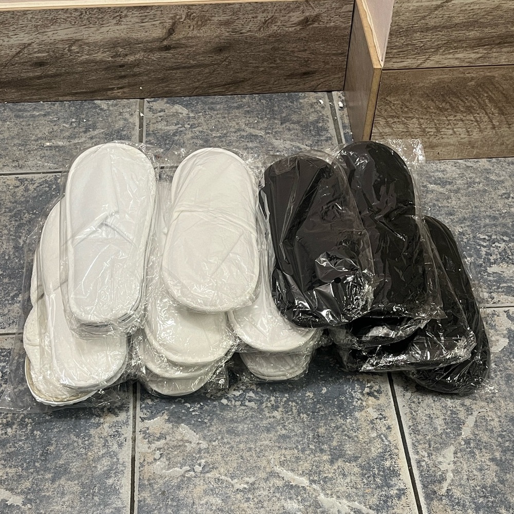 17 pairs of House slippers, guest slippers, spa slippers black and white